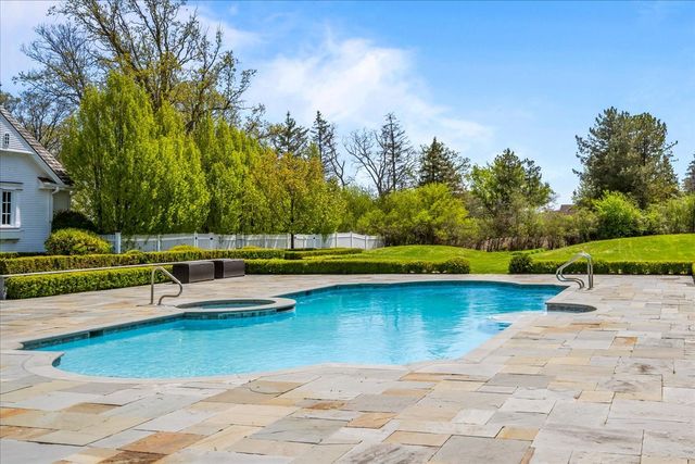 2220 Churchill Circle, Libertyville, IL 60048