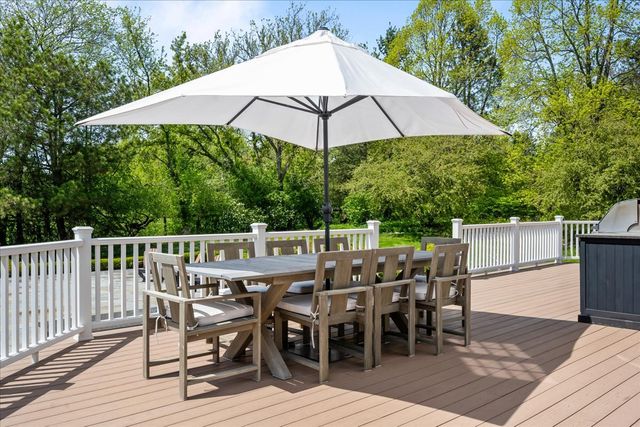 2220 Churchill Circle, Libertyville, IL 60048