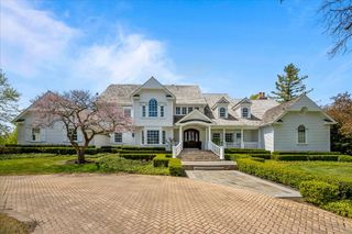 2220 Churchill Circle, Libertyville, IL 60048