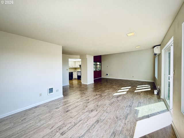 743 MARINE VIEW Dr, Longview, WA 98632