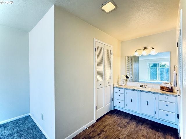 743 MARINE VIEW Dr, Longview, WA 98632