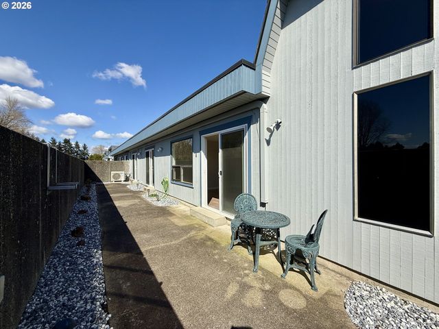 743 MARINE VIEW Dr, Longview, WA 98632