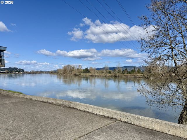 743 MARINE VIEW Dr, Longview, WA 98632