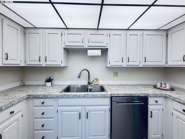 743 MARINE VIEW Dr, Longview, WA 98632