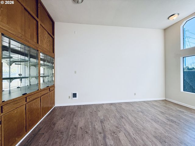 743 MARINE VIEW Dr, Longview, WA 98632