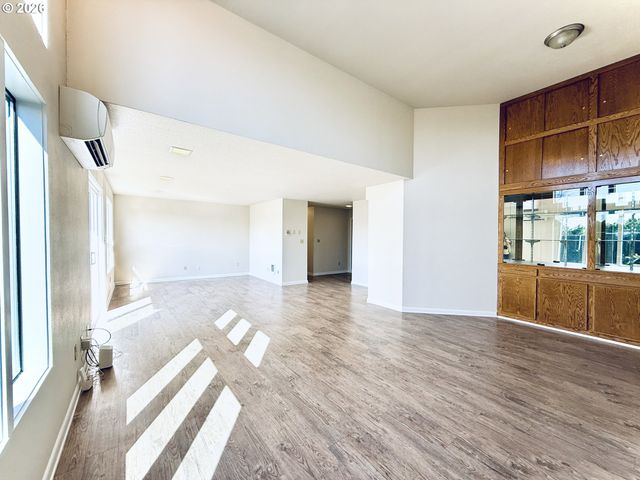 743 MARINE VIEW Dr, Longview, WA 98632