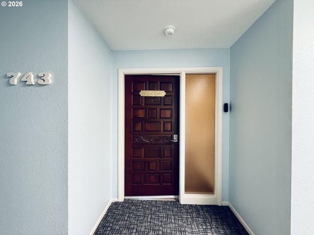 743 MARINE VIEW Dr, Longview, WA 98632