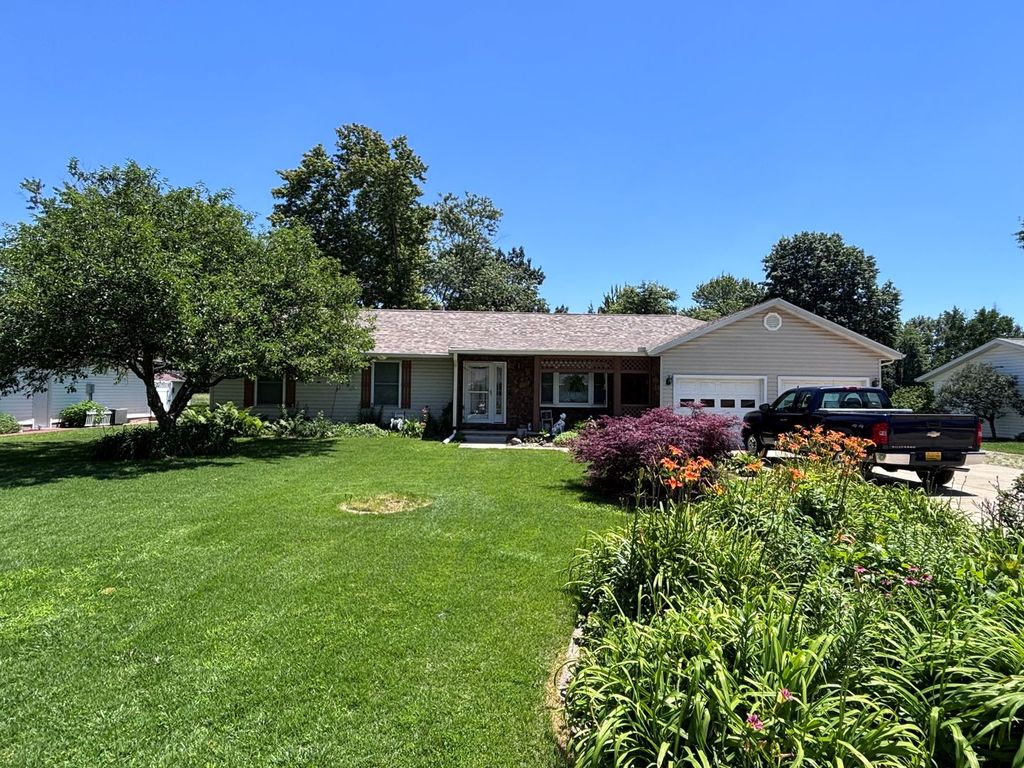 Image 1 of property listing at 326 Northwood Lane, Salem, IL 62881