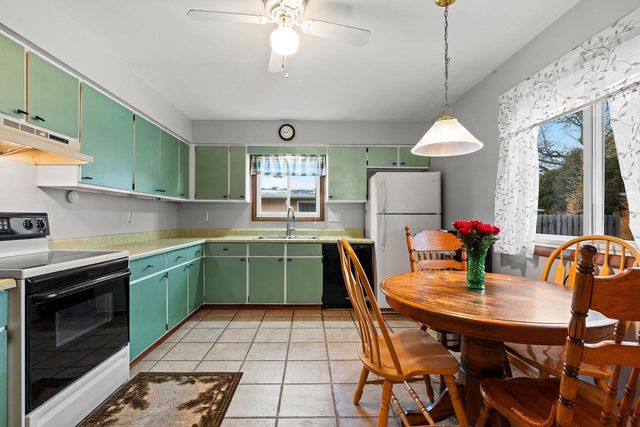 1520 W 9TH AVENUE, Oshkosh, WI 54902