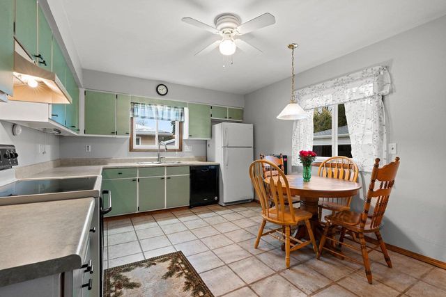 1520 W 9TH AVENUE, Oshkosh, WI 54902