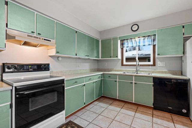 1520 W 9TH AVENUE, Oshkosh, WI 54902