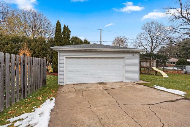 1520 W 9TH AVENUE, Oshkosh, WI 54902