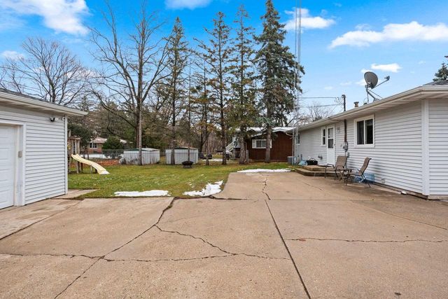 1520 W 9TH AVENUE, Oshkosh, WI 54902