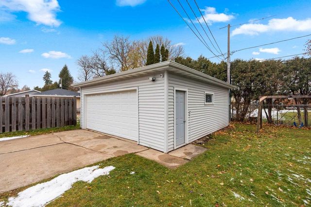 1520 W 9TH AVENUE, Oshkosh, WI 54902