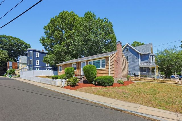 10 Meyer St, Boston, MA 02131