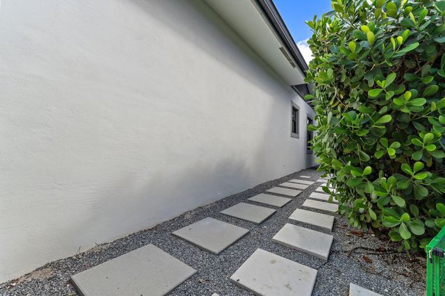 2908 Gin Berry Way, West Palm Beach, FL 33401