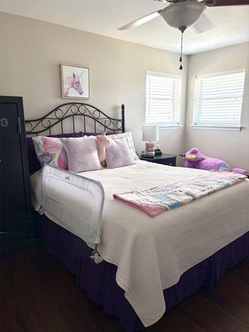 1255 Sailfish Street, Bayou Vista, TX 77563