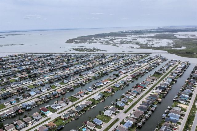 1255 Sailfish Street, Bayou Vista, TX 77563