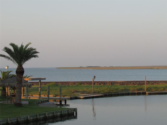 1255 Sailfish Street, Bayou Vista, TX 77563