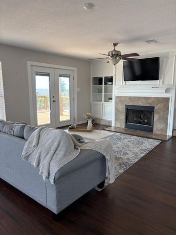 1255 Sailfish Street, Bayou Vista, TX 77563