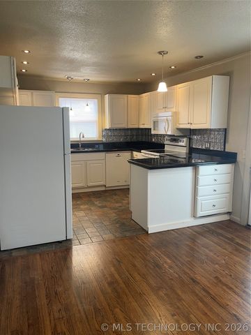 504 W Toledo Street, Broken Arrow, OK 74012