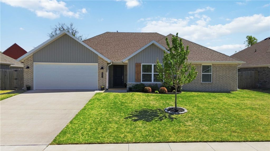 641 Hayden James Street, Prairie Grove, AR 72753