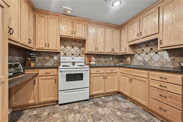 508 NE Hans Drive, Blue Springs, MO 64014