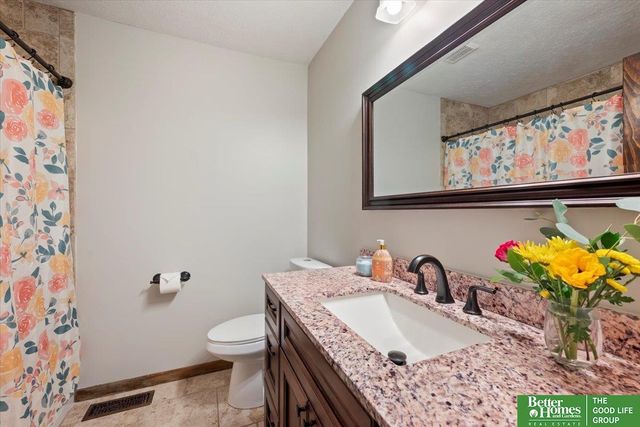 902 Valley Drive, Crescent, IA 51526