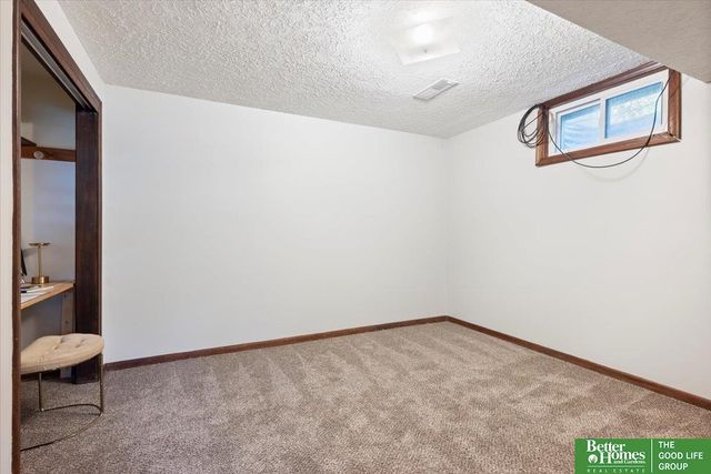 902 Valley Drive, Crescent, IA 51526