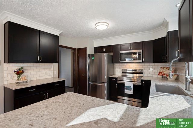 902 Valley Drive, Crescent, IA 51526