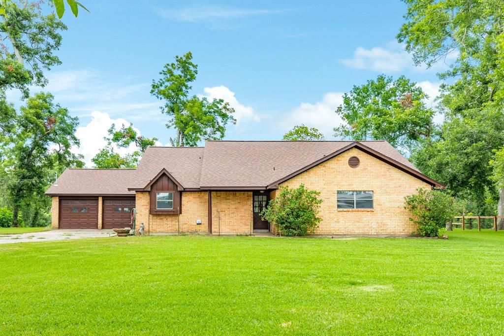 401 Pecan Estates Road, Angleton, TX 77515