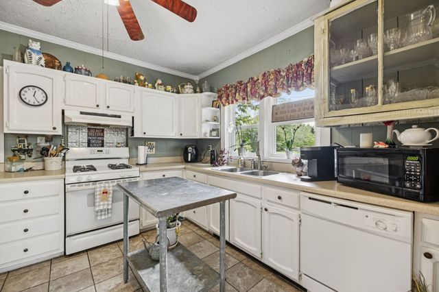 701 Hafner Rd, Charlotte, TN 37036