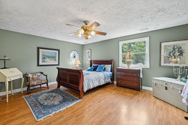 701 Hafner Rd, Charlotte, TN 37036