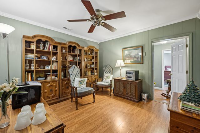 701 Hafner Rd, Charlotte, TN 37036