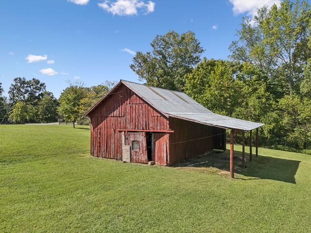 701 Hafner Rd, Charlotte, TN 37036