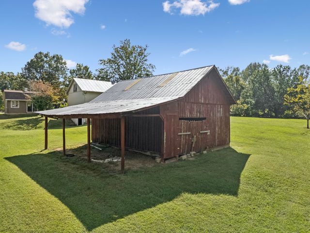 701 Hafner Rd, Charlotte, TN 37036