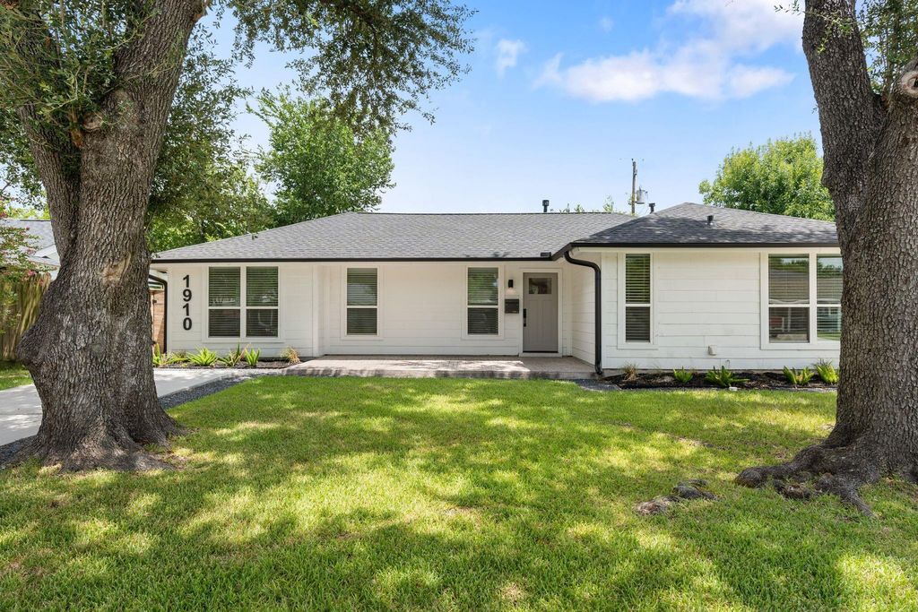 1910 Lynnview Drive, Houston, TX 77055