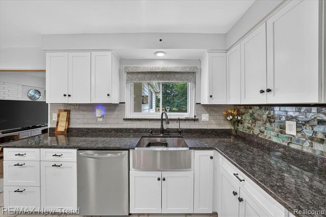 24414 Lois Lane, Southfield, MI 48075