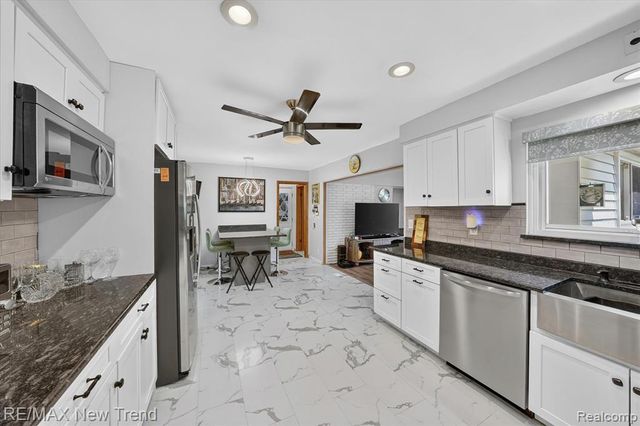 24414 Lois Lane, Southfield, MI 48075