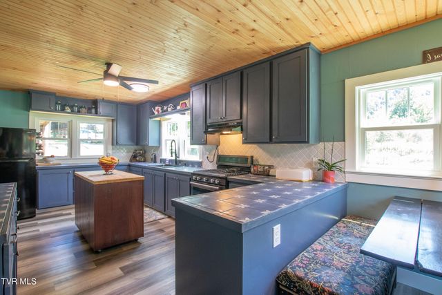 142 Hill Station Alley Road, Gate City, VA 24251