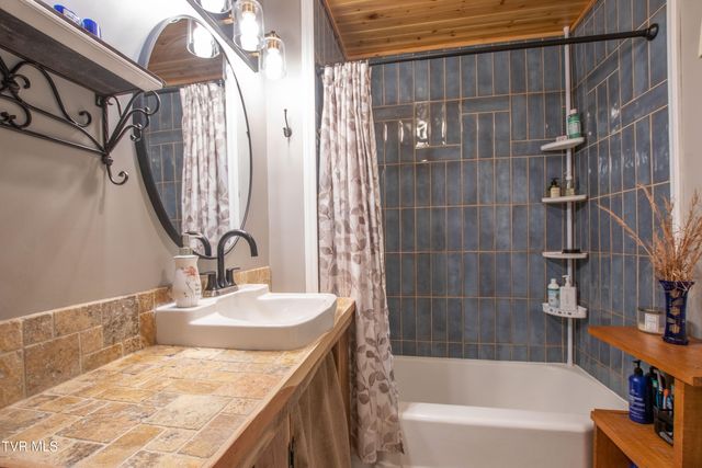 142 Hill Station Alley Road, Gate City, VA 24251