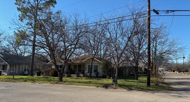412 W Willingham Street, Cleburne, TX 76033