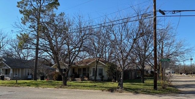 412 W Willingham Street, Cleburne, TX 76033