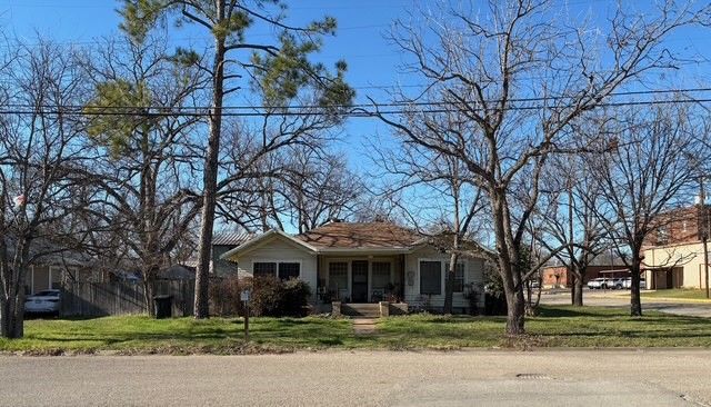 412 W Willingham Street, Cleburne, TX 76033