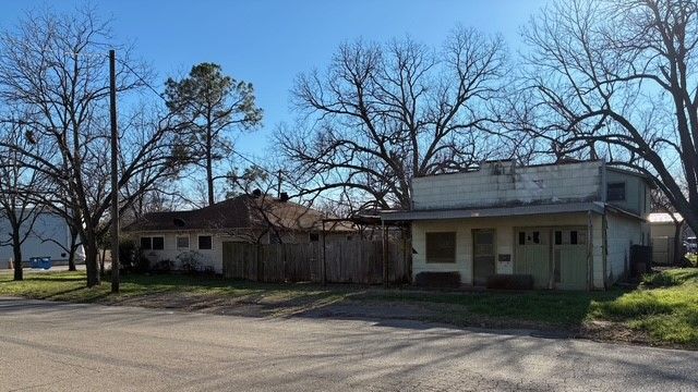 412 W Willingham Street, Cleburne, TX 76033