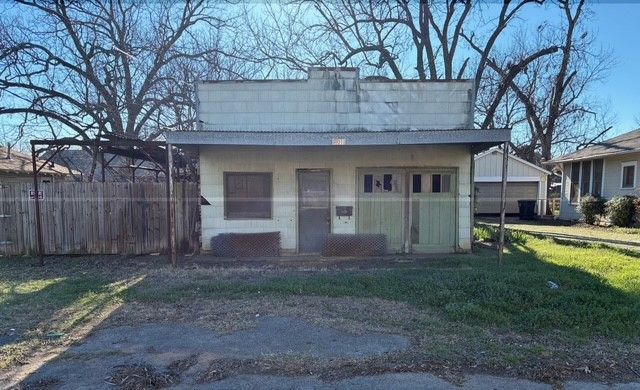 412 W Willingham Street, Cleburne, TX 76033