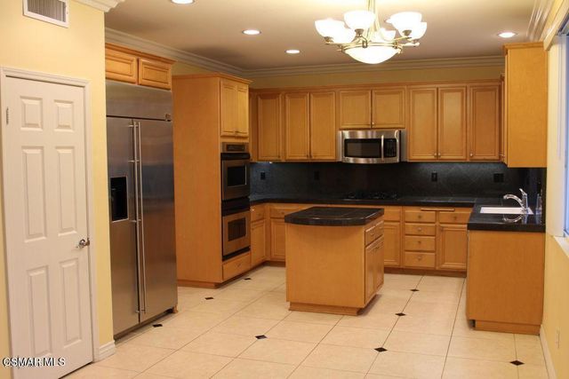 2033 Yellowthroat Place, Newbury Park, CA 91320