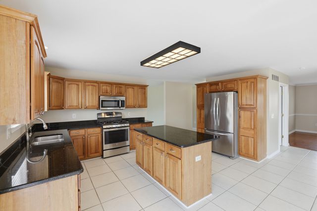 26493 Isleworth Point, Southfield City, MI 48034