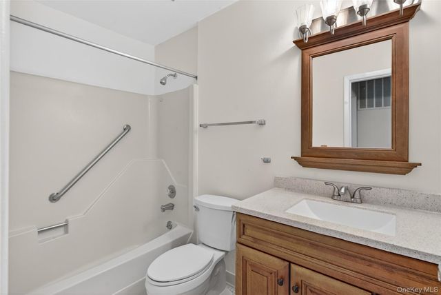 8 Knightsbridge A, Poughkeepsie, NY 12603