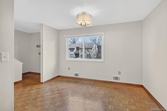 8 Knightsbridge A, Poughkeepsie, NY 12603